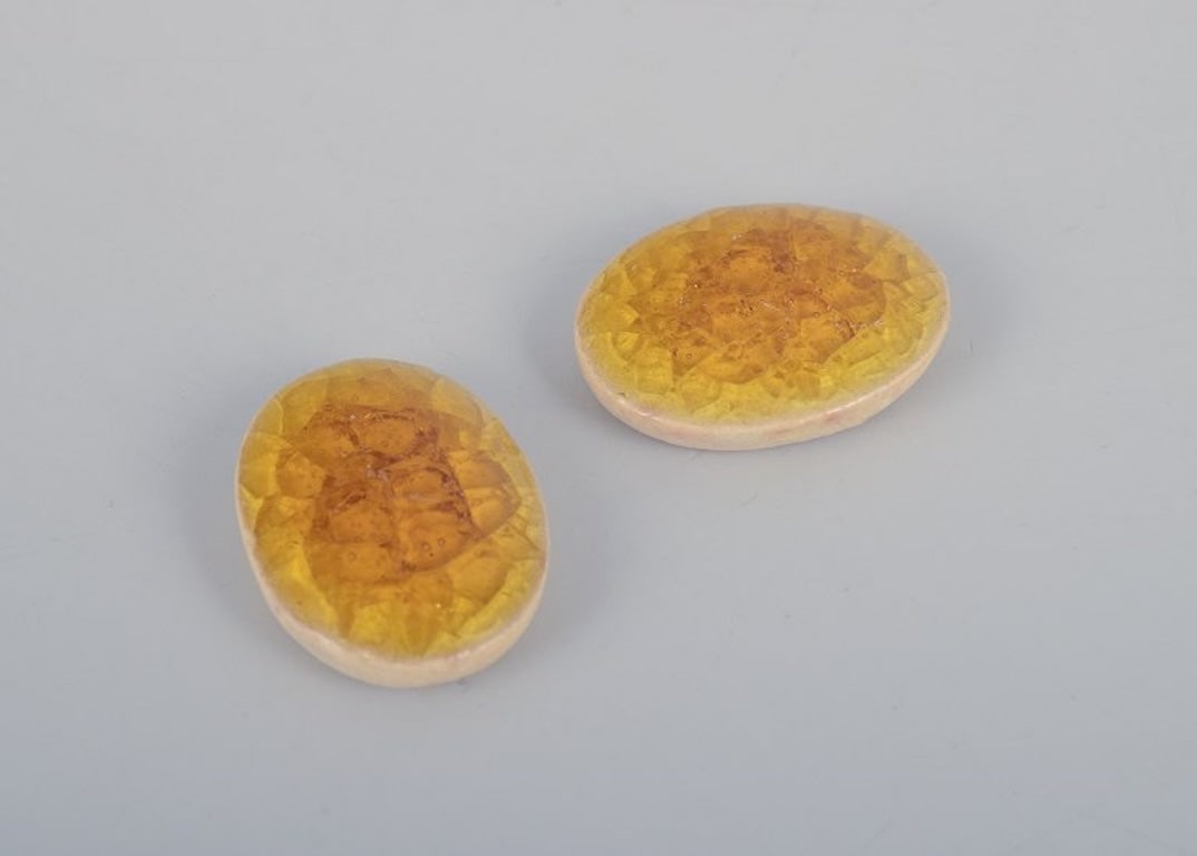 Ole Bjorn Kruger, Danish sculptor and ceramicist. 32 unique brooches in glazed stoneware in purple, - 7