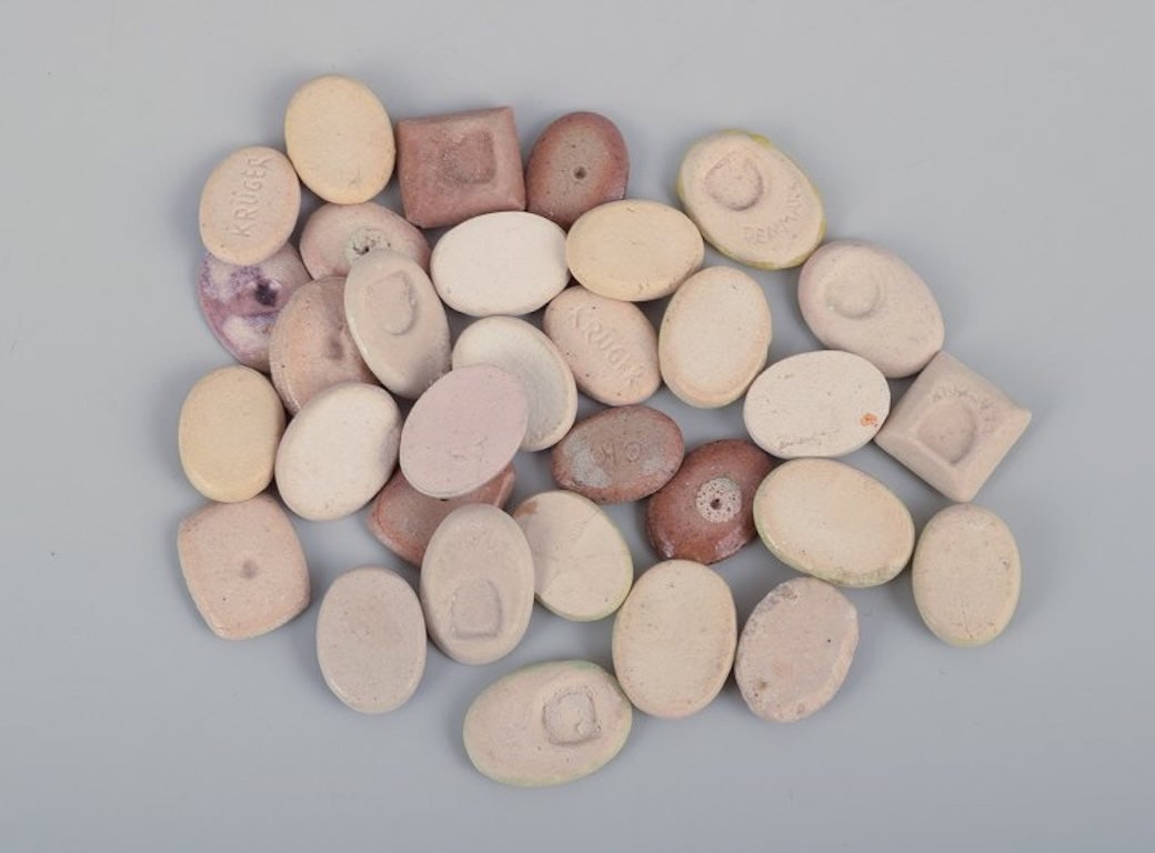 Ole Bjorn Kruger, Danish sculptor and ceramicist. 32 unique brooches in glazed stoneware in purple, - 8