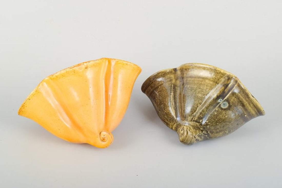 Kahler, Denmark. Two seashell-shaped ceramic wall vases with uranium glaze. 1930s/40s. (1 of 5)