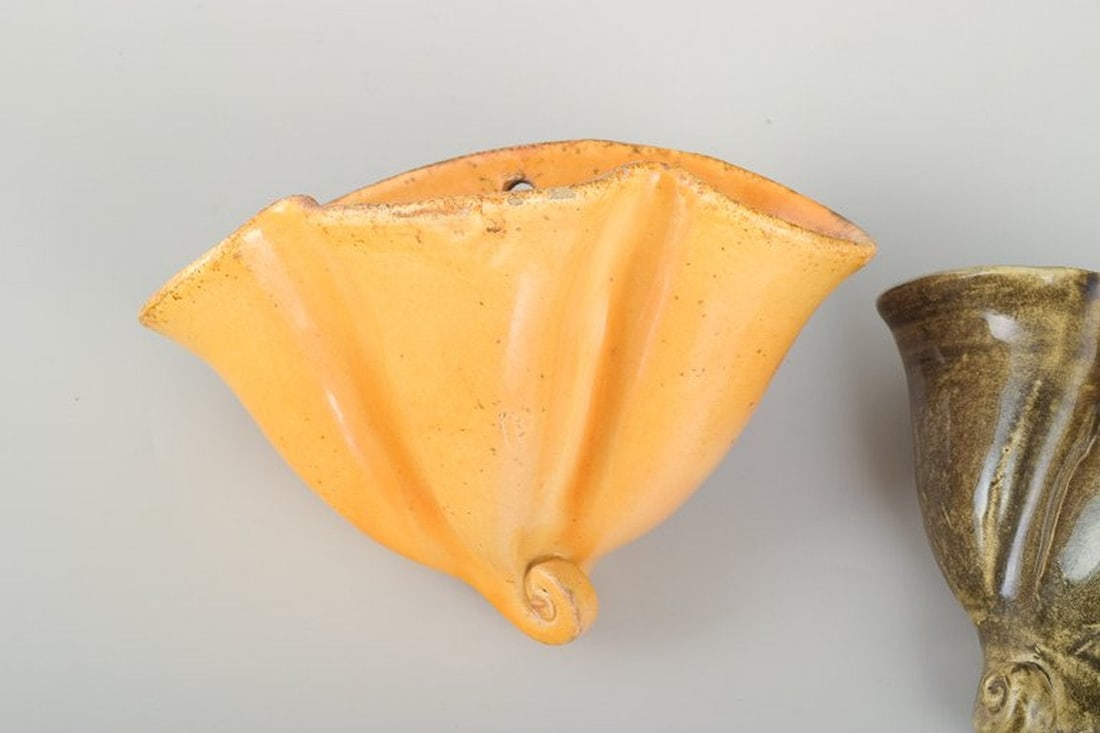 Kahler, Denmark. Two seashell-shaped ceramic wall vases with uranium glaze. 1930s/40s. - 2