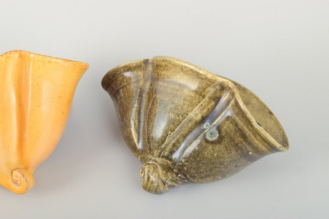 Kahler, Denmark. Two seashell-shaped ceramic wall vases with uranium glaze. 1930s/40s. - 3