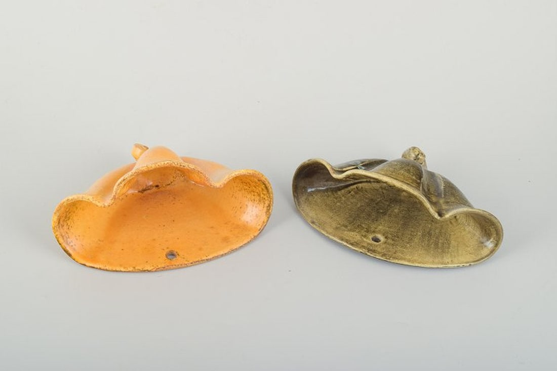 Kahler, Denmark. Two seashell-shaped ceramic wall vases with uranium glaze. 1930s/40s. - 4