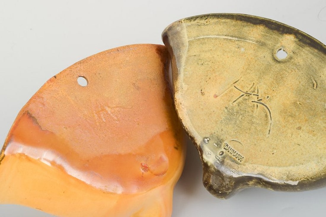 Kahler, Denmark. Two seashell-shaped ceramic wall vases with uranium glaze. 1930s/40s. - 5
