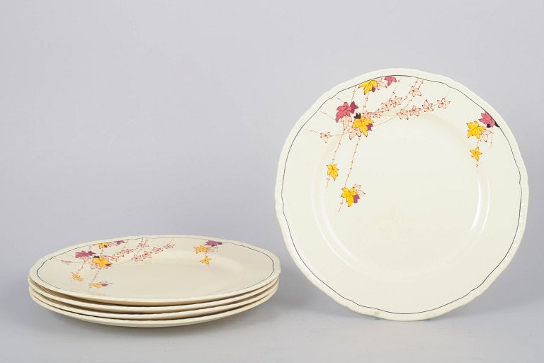 Alfred Meakin, England. Set of five Art Deco faience dinner plates with Rusette decoration. Approx. (1 of 4)