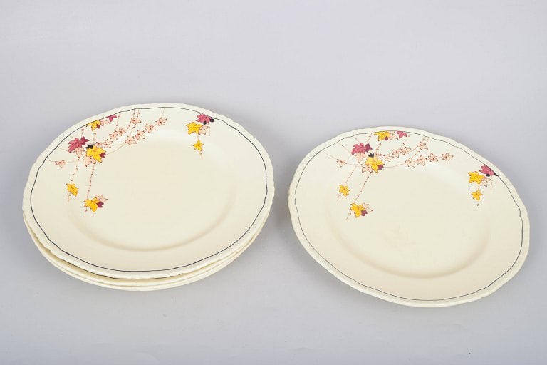 Alfred Meakin, England. Set of five Art Deco faience dinner plates with Rusette decoration. Approx. - 2