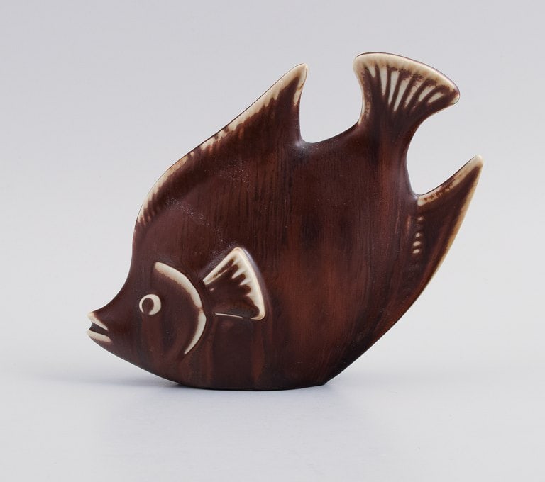 Gunnar Nylund (1904-1997) for Rorstrand. Fish in glazed ceramics. Beautiful glaze in brown shades.: Gunnar Nylund (1904-1997) for Rorstrand. Fish in glazed ceramics. Beautiful glaze in brown shades. Mid-20th century. Measuring: L 17 cm. x H 14,5 cm. in excellent condition. Signed. 1st factory
