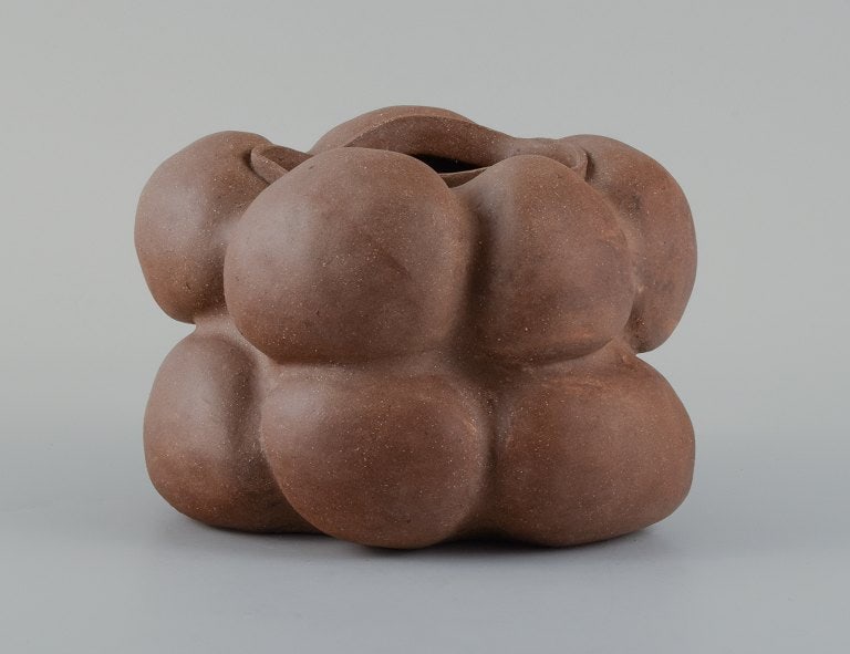 Christina Muff, Danish contemporary ceramicist (b. 1971). Dark brown unglazed vessel. Organic shaped: Christina Muff, Danish contemporary ceramicist (b. 1971). Dark brown unglazed vessel. Organic shaped vase with lips. Clear glaze inside. Measuring: W 20 x H 14 cm. in excellent condition. Signed. Rese