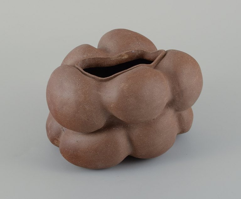 Christina Muff, Danish contemporary ceramicist (b. 1971). Dark brown unglazed vessel. Organic shaped - 3