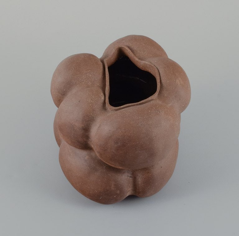 Christina Muff, Danish contemporary ceramicist (b. 1971). Dark brown unglazed vessel. Organic shaped - 4