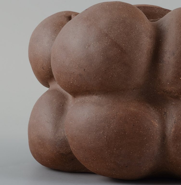 Christina Muff, Danish contemporary ceramicist (b. 1971). Dark brown unglazed vessel. Organic shaped - 5