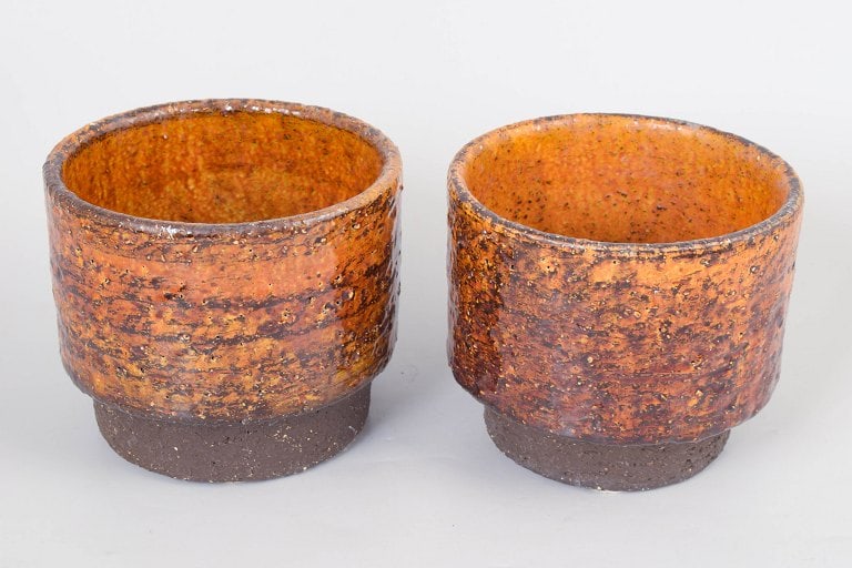 Hegnetslund, Scandinavia. Set of two cylindrical stoneware plant pots in orange and brown tones. - 2