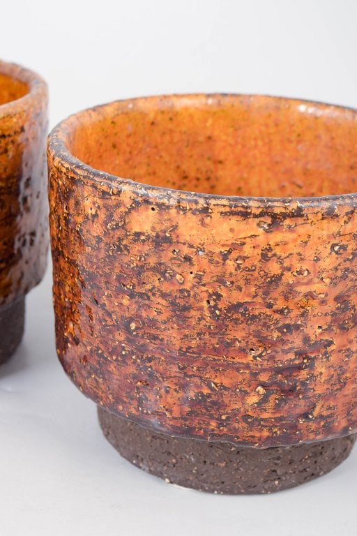 Hegnetslund, Scandinavia. Set of two cylindrical stoneware plant pots in orange and brown tones. - 3