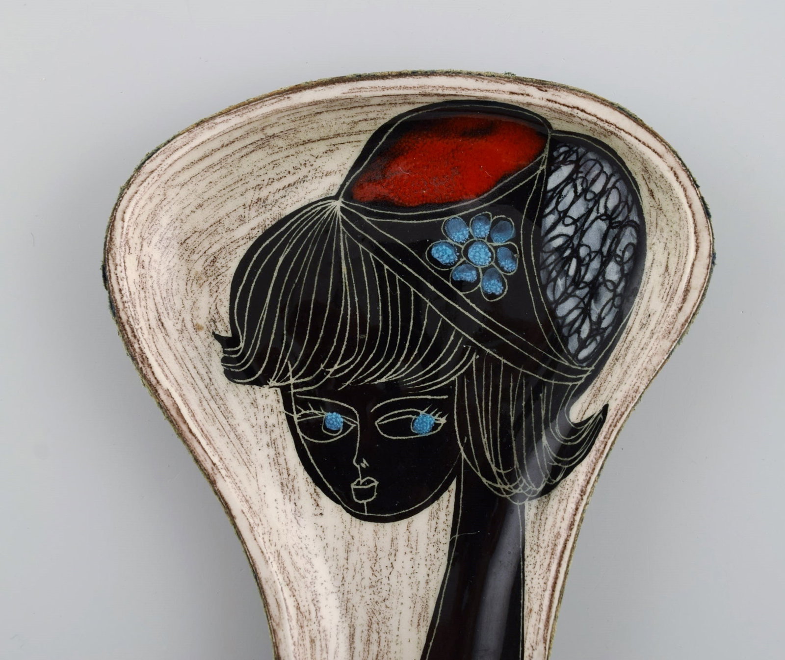 Fidia, italy. Dish in leather-covered ceramics with hand-painted female portrait. 1960s. - 2