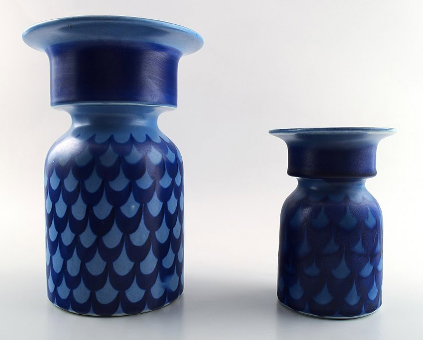 Margareta Hennix (born 1941) for Gustavberg.: Margareta Hennix (born 1941) for Gustavberg. 2 modern ceramic vases, hand-painted. in perfect condition. Stamped: M. Hennix and Gustavberg. Measures: 19 cm. and 14 cm.; Margareta Hennix (born 1941) fo
