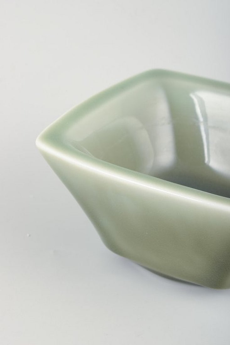Nils Thorsson for Royal Copenhagen. Square ceramic bowl in green celadon glaze. 1950s-1960s. - 3