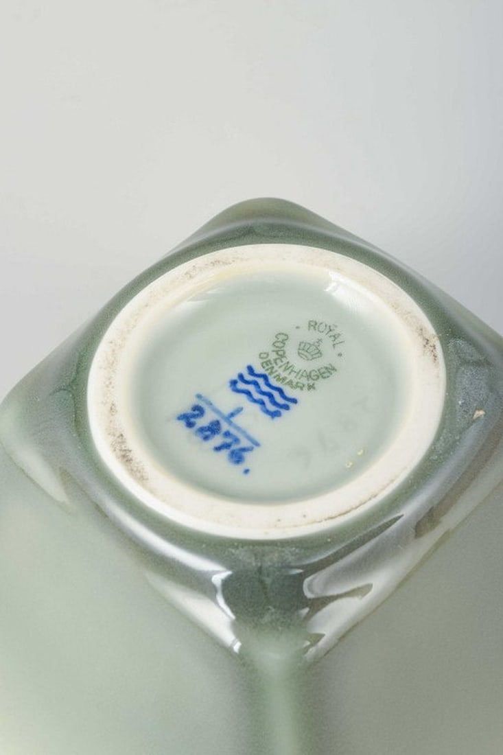 Nils Thorsson for Royal Copenhagen. Square ceramic bowl in green celadon glaze. 1950s-1960s. - 4