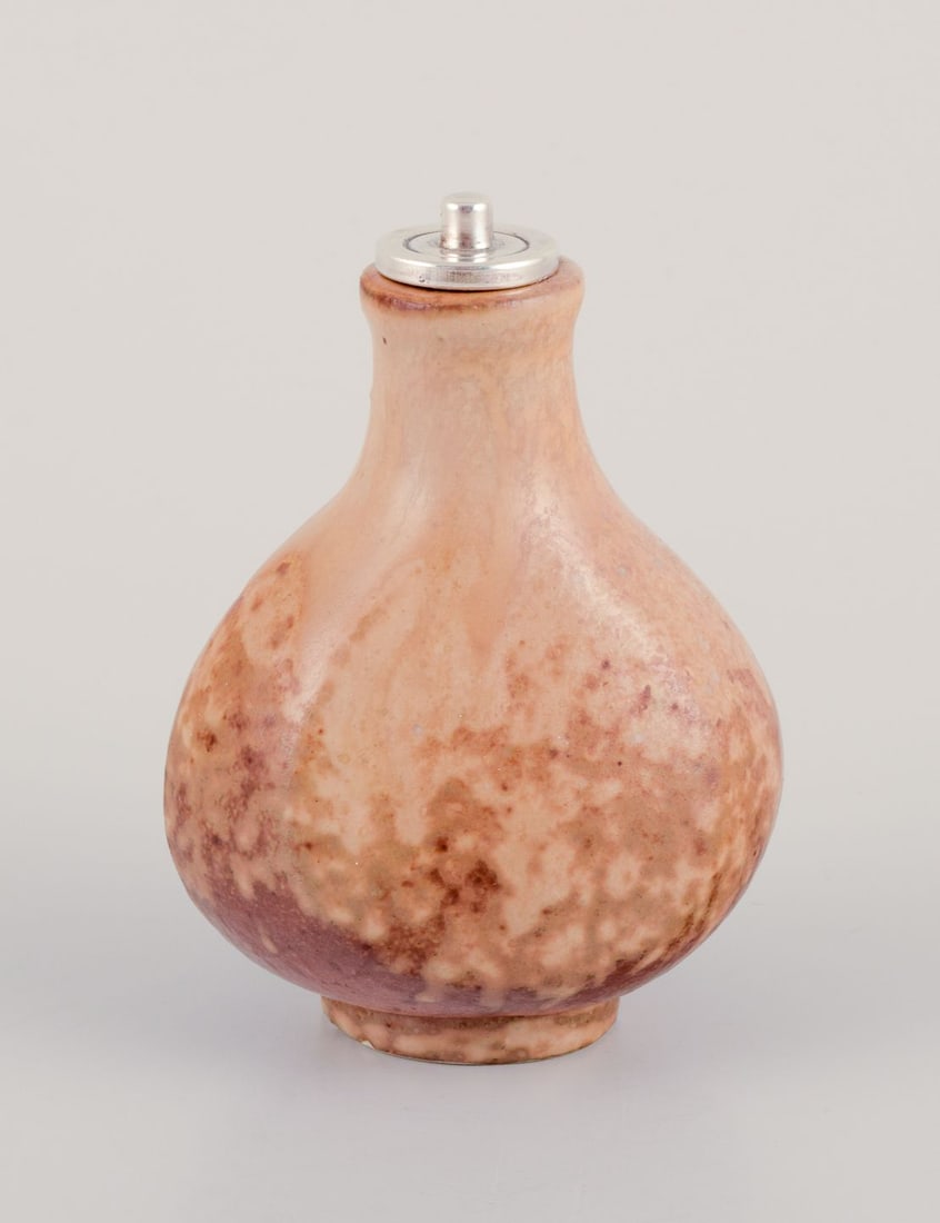 Bode Willumsen, own workshop. Unique bottle with glaze in shades of sand and brown. Dated 1937.: Bode Willumsen, own workshop. Unique bottle with glaze in shades of sand and brown. Signed and dated 1937. Loose lid in sterling silver included. Perfect condition. Dimensions: Height 10.0 cm diameter