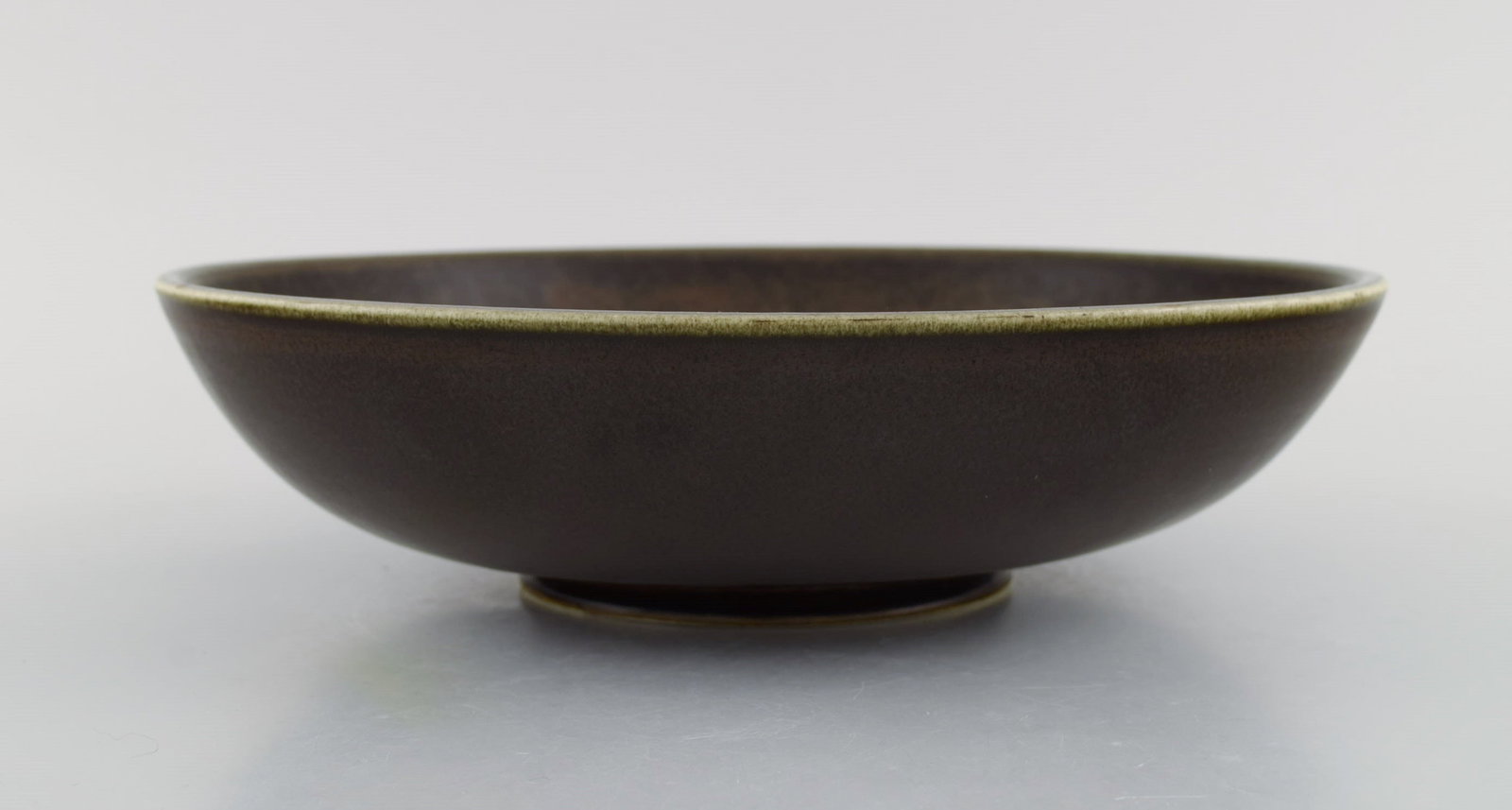 Round Rorstrand bowl in glazed ceramics. Beautiful glaze in brown shades. Mid-20th century.: Round Rorstrand bowl in glazed ceramics. Beautiful glaze in brown shades. Mid-20th century. Measures: 25 x 6.5 cm. in excellent condition. Signed. 1st factory quality. Reserve: $329.00 Shipping: