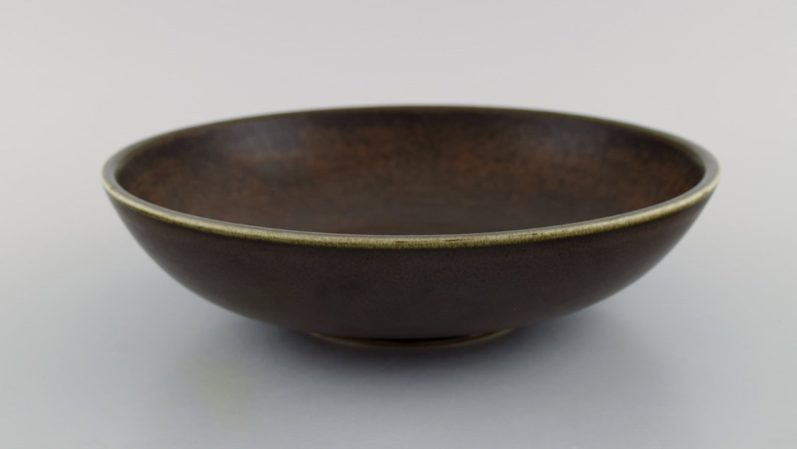 Round Rorstrand bowl in glazed ceramics. Beautiful glaze in brown shades. Mid-20th century. - 2