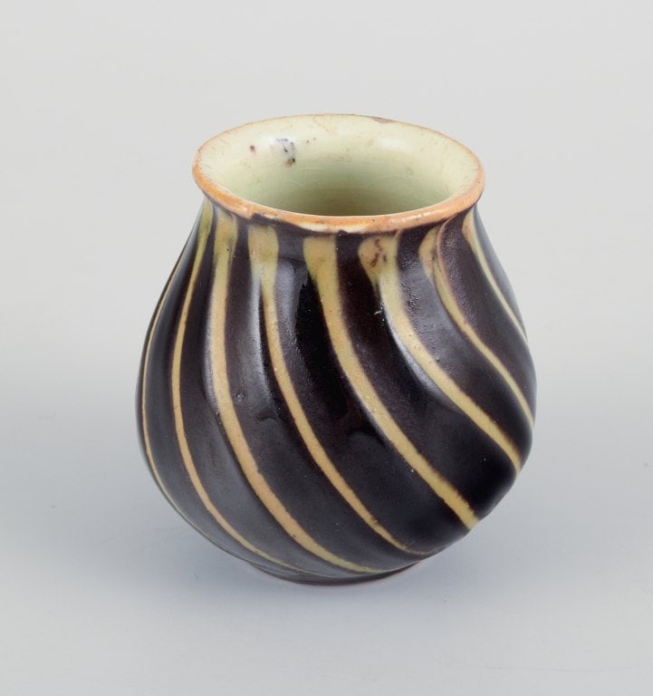 Kahler, a miniature vase and a lidded container. Hand-decorated. - 5
