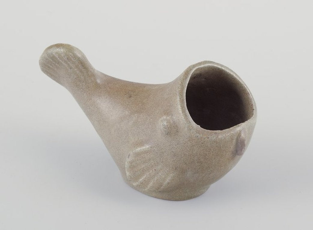 Arne Bang, Danish sculptor and ceramicist. Ceramic fish sculpture. Mid-20th century.: Arne Bang (1901-1983), ceramic fish sculpture. Glaze in sand-coloured shades. Mid-20th century. Signed. Perfect condition. Dimensions: L 13.0 cm x H 7.0 cm. Arne Bang (1901-1983) was a Danish