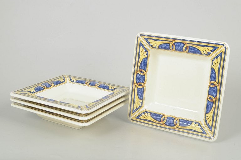Tiffany Boutique, italy. Set of four square ceramic dinner plates with a wide border in blue, yellow: Tiffany Boutique, set of four dinner plates. Decorative ceramic set consisting of four dinner plates with a wide border in blue, yellow and gilt tones with ornamental motifs. Origin: italy. Material: 
