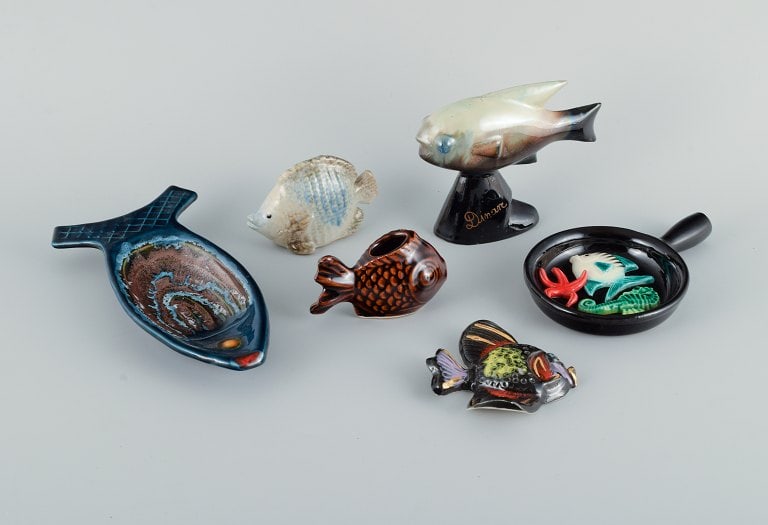 A collection of French ceramic fish. Figures, dish and small pan. France 1960/70s.: A collection of French ceramic fish. Figures, dish and small pan. France 1960/70s. in excellent condition. Marked. Largest (blue fish) measuring: Length 21.0 x Depth 11.0 x Height 3.0 cm. Reserve: $21