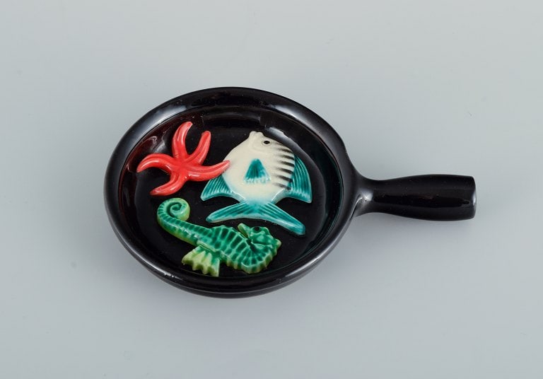 A collection of French ceramic fish. Figures, dish and small pan. France 1960/70s. - 2