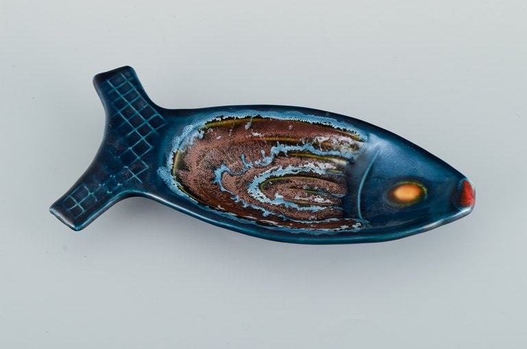 A collection of French ceramic fish. Figures, dish and small pan. France 1960/70s. - 3