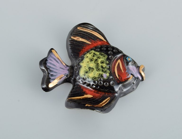 A collection of French ceramic fish. Figures, dish and small pan. France 1960/70s. - 4
