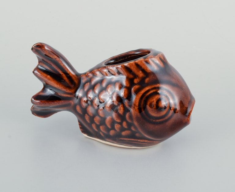 A collection of French ceramic fish. Figures, dish and small pan. France 1960/70s. - 7