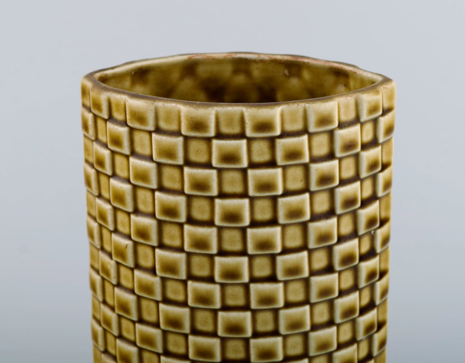 Arabia vase in glazed ceramics. Beautiful glaze in mustard yellow shades. Finnish design, mid 20th - 2