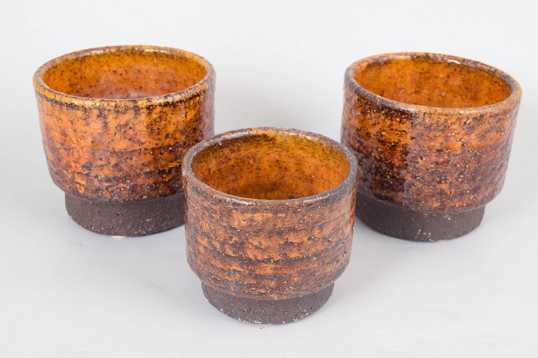 Hegnetslund, Scandinavia. Set of three stoneware plant pots in orange and brown tones. Approx. - 2