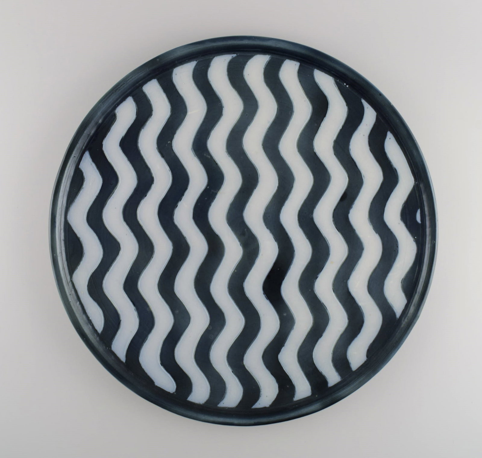 Aase Haugaard, Danish ceramicist. Large dish / wall decoration in glazed stoneware with wavy: Aase Haugaard, Danish ceramicist. Large dish / wall decoration in glazed stoneware with wavy stripes. 1970s. Diameter: 39 cm. in excellent condition. Stamped. Reserve: $294.00 Shipping: Domestic: Ship
