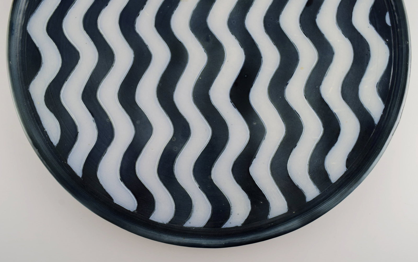 Aase Haugaard, Danish ceramicist. Large dish / wall decoration in glazed stoneware with wavy - 3