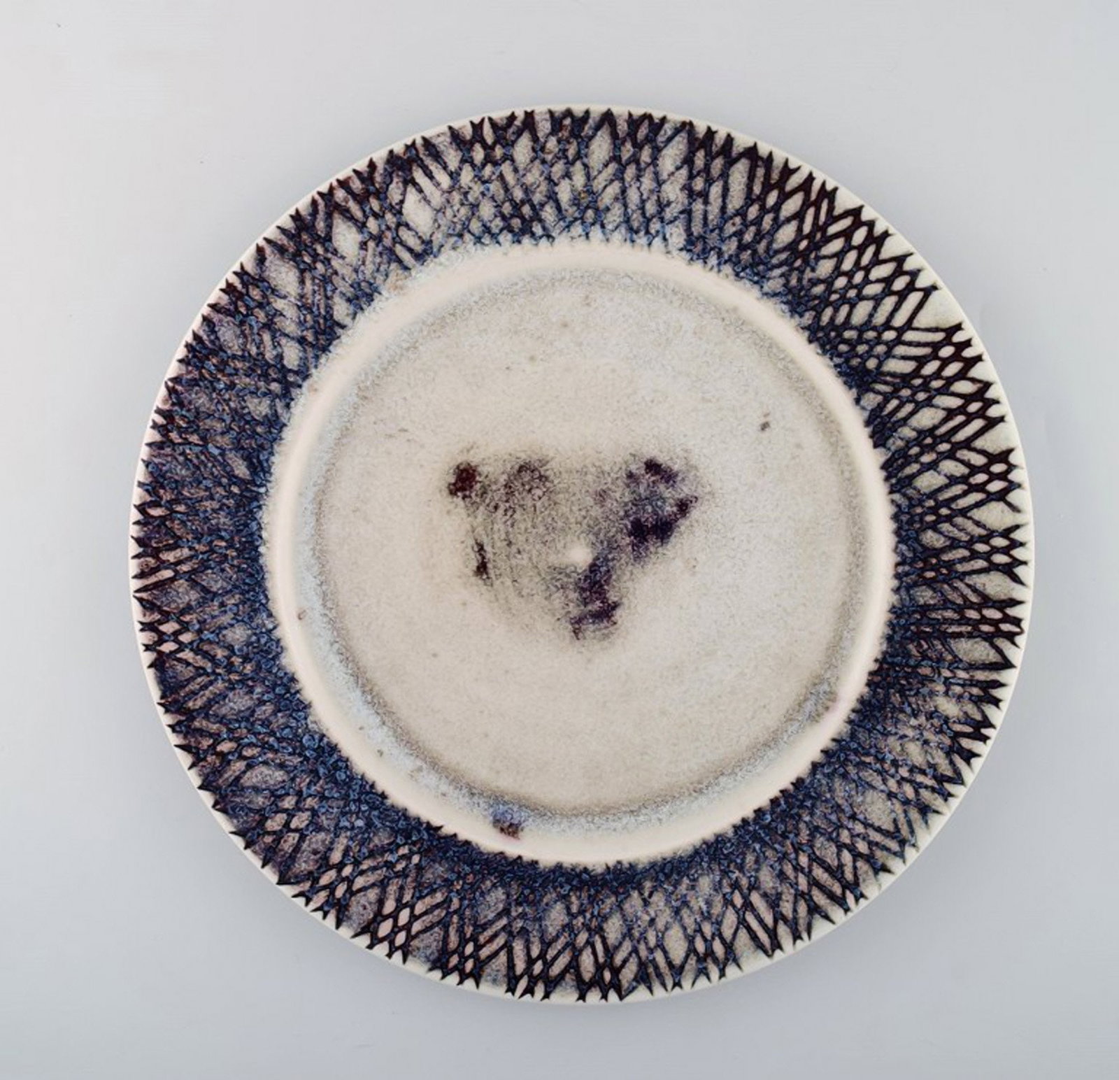 Stig Lindberg for Gustavsberg Studiohand. Large dish in glazed ceramics. Beautiful glaze in violet: Stig Lindberg for Gustavsberg Studiohand. Large dish in glazed ceramics. Beautiful glaze in violet tones. Swedish design, mid 20th century. Measures: 32 cm. Stamped. in perfect condition.; Stig Lindbe