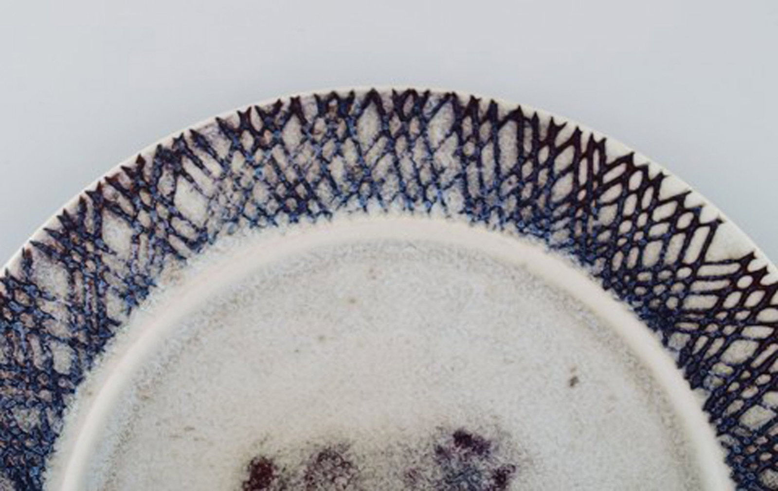 Stig Lindberg for Gustavsberg Studiohand. Large dish in glazed ceramics. Beautiful glaze in violet - 3