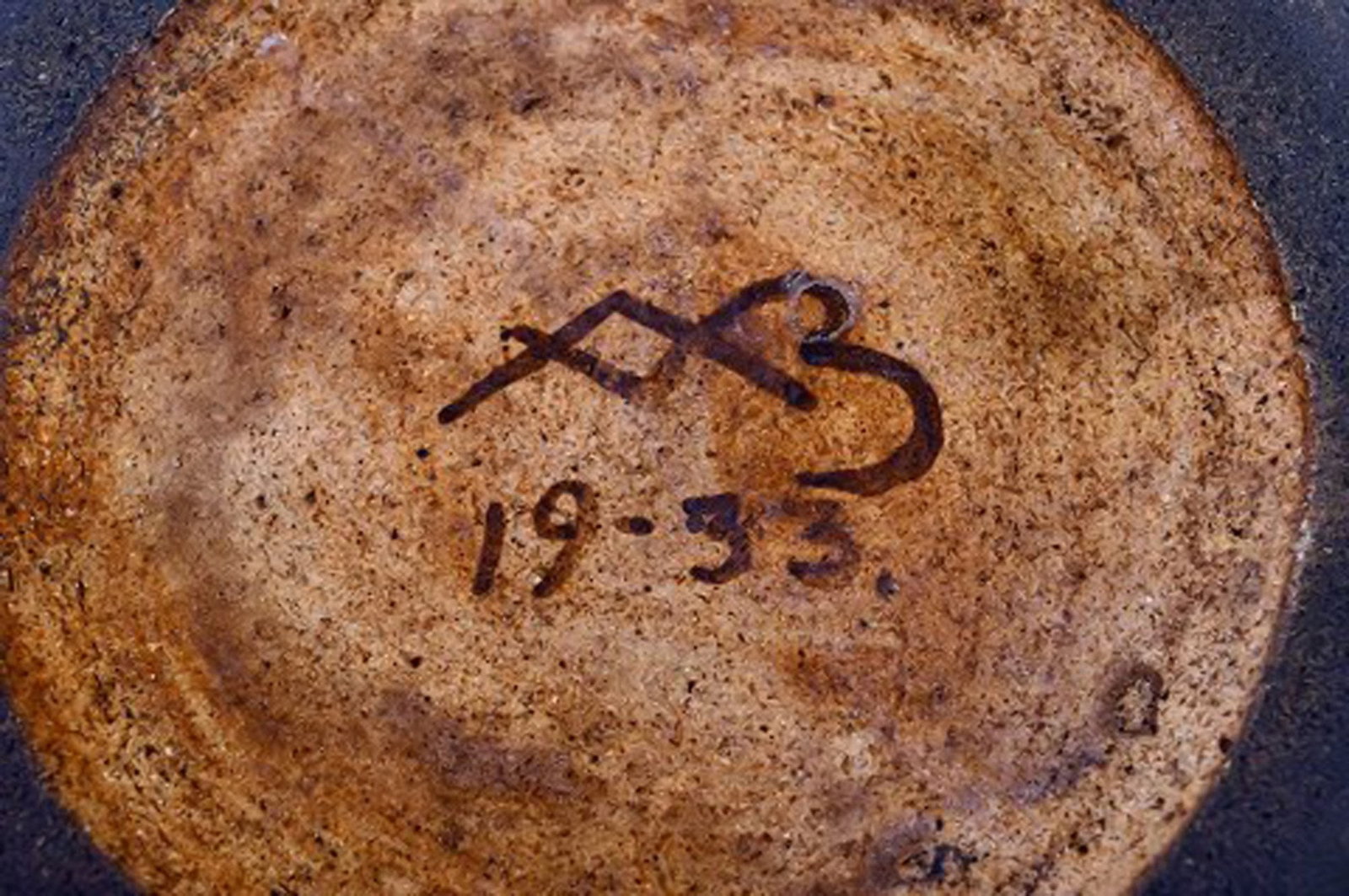 Stig Lindberg for Gustavsberg Studiohand. Large dish in glazed ceramics. Beautiful glaze in violet - 6