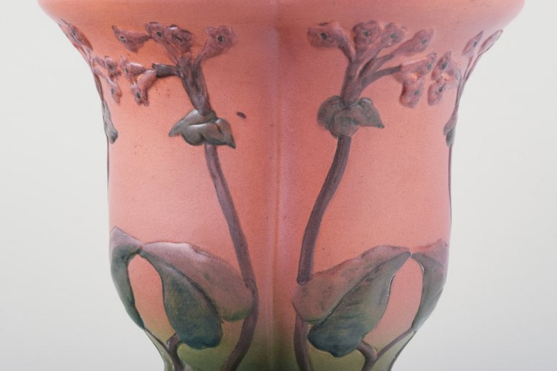 Ipsens, Denmark. Ceramic vase with floral motifs in orange and green glaze. 1920s/1930s. - 4