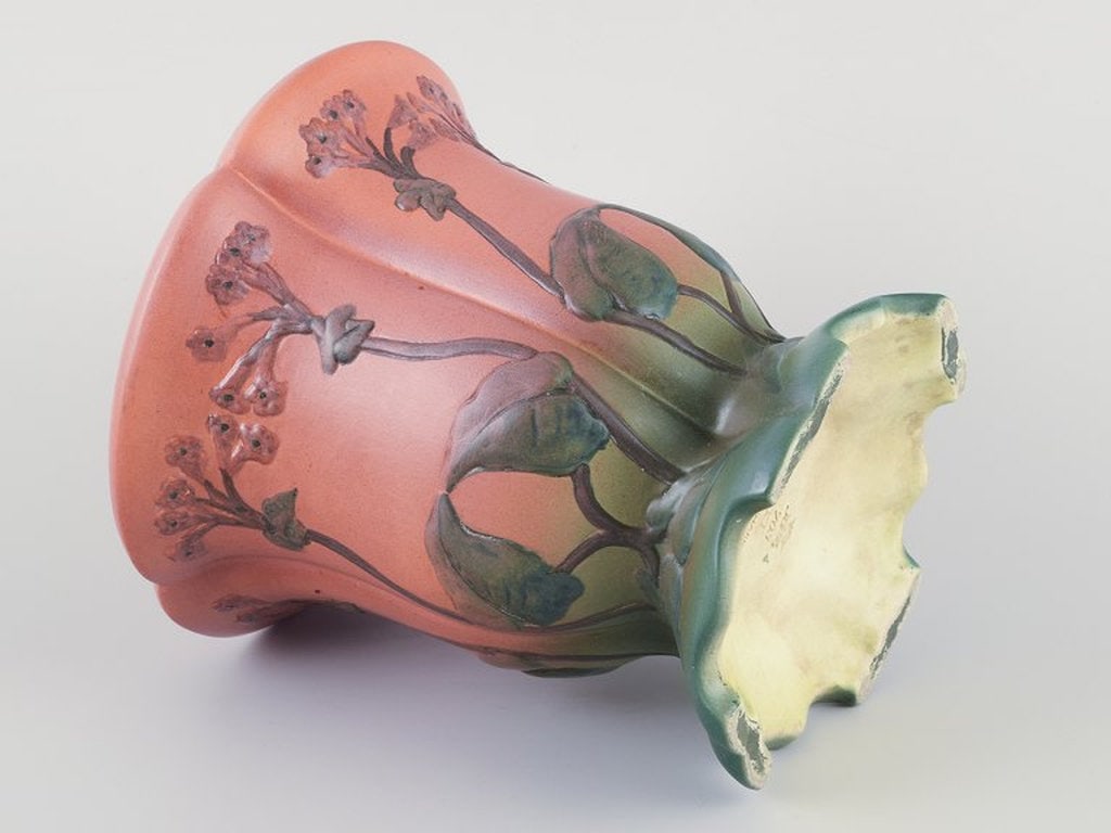 Ipsens, Denmark. Ceramic vase with floral motifs in orange and green glaze. 1920s/1930s. - 5