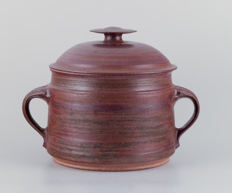 Mogens Nielsen, Nysted, Denmark, colossal handmade lidded jar in ceramic with glaze in brown tones.: Mogens Nielsen, Nysted, Denmark, colossal handmade lidded jar in ceramic with glaze in brown tones. 1978. Signed. in perfect condition. Dimensions: Diameter 32.5 cm including handles, Height 25.0 cm.