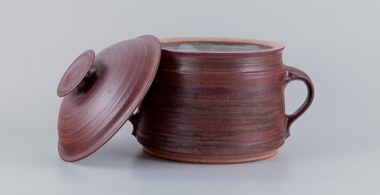 Mogens Nielsen, Nysted, Denmark, colossal handmade lidded jar in ceramic with glaze in brown tones. - 3