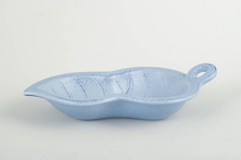 Gunnar Nylund for Rorstrand, Sweden. Stoneware bowl decorated with blue glaze with texture. Mid-20th: Gunnar Nylund for Rorstrand, bowl. Organically shaped stoneware bowl with integrated handle and flowing, leaf-like form. Decorated with a light blue glaze with subtle texture, characteristic of Gunnar