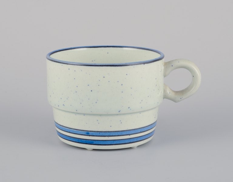 Stig Lindberg for Gustavsberg. A set of four "Dart" stoneware coffee cups and saucers, along with a - 3
