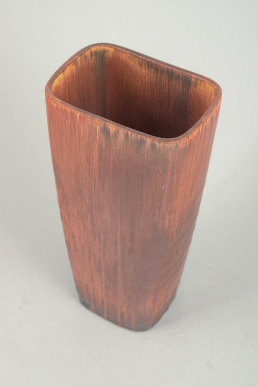 Carl-Harry Stalhane for Rorstrand, Sweden. Large angular stoneware vase in brown and copper tones. - 2