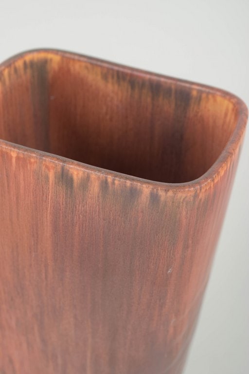 Carl-Harry Stalhane for Rorstrand, Sweden. Large angular stoneware vase in brown and copper tones. - 3
