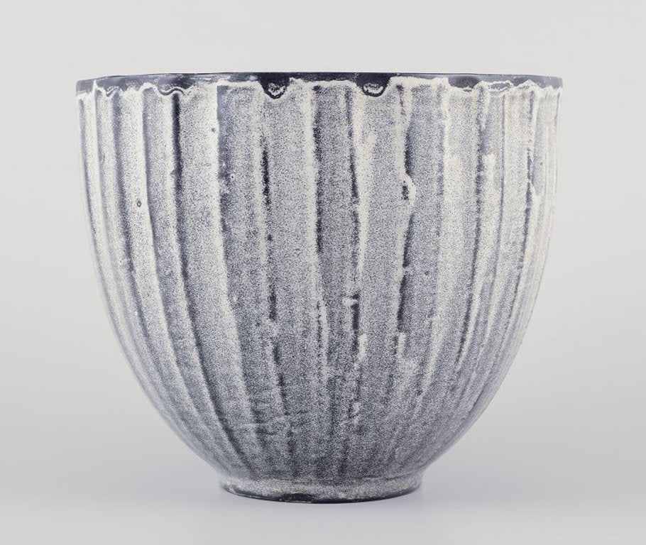 Svend Hammershoi for Kahler, Denmark. Large ceramic vase/plant pot with black-grey double glaze. - 2