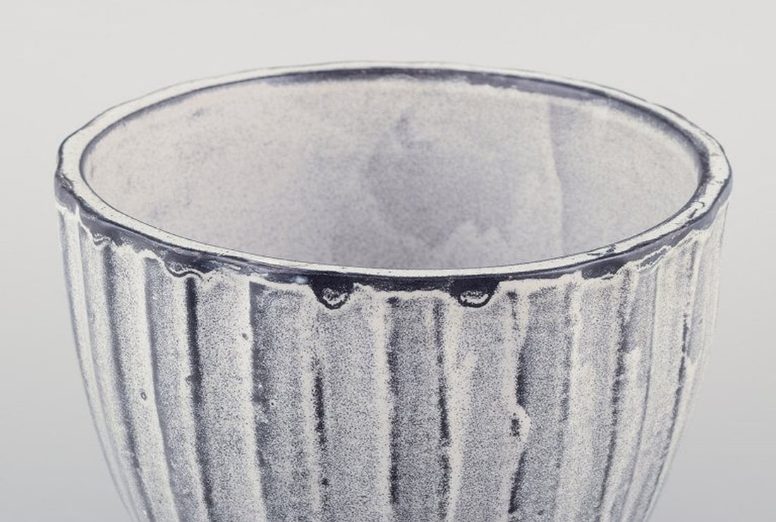 Svend Hammershoi for Kahler, Denmark. Large ceramic vase/plant pot with black-grey double glaze. - 3