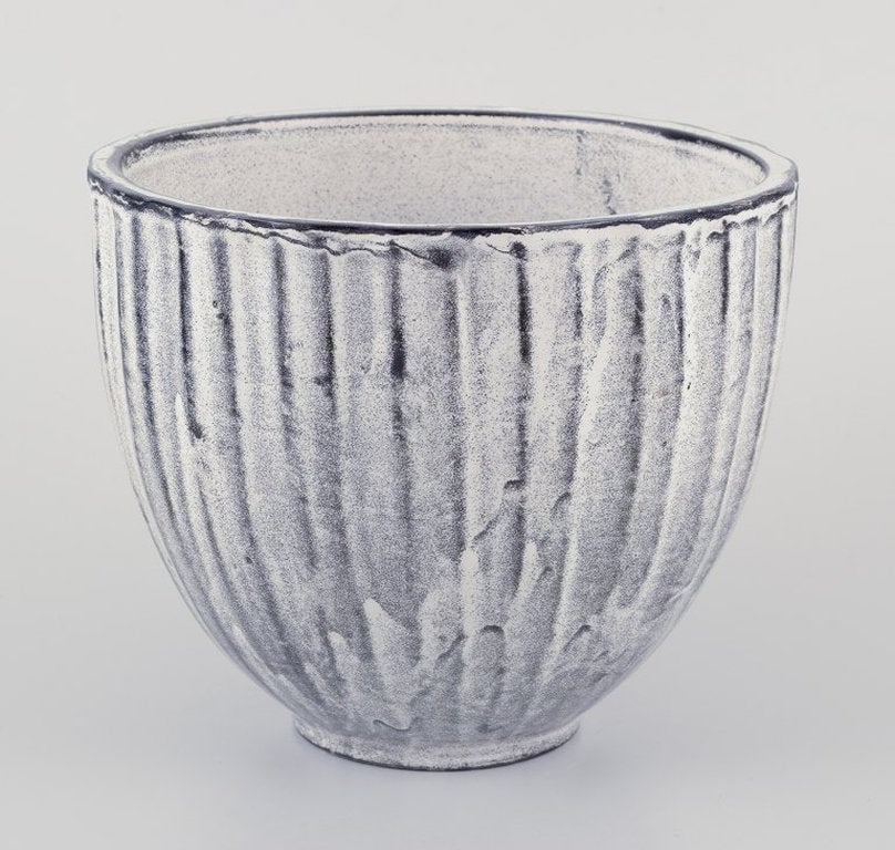 Svend Hammershoi for Kahler, Denmark. Large ceramic vase/plant pot with black-grey double glaze. - 4