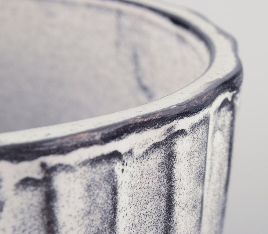 Svend Hammershoi for Kahler, Denmark. Large ceramic vase/plant pot with black-grey double glaze. - 6